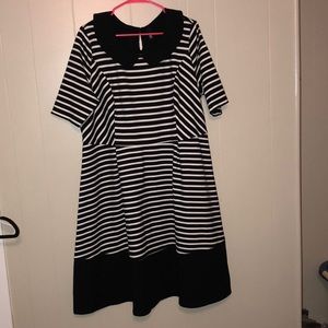 Adorable black & white striped dress with collar!